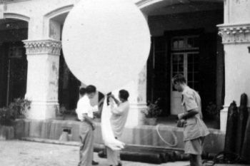 Launching of pilot balloon at the Observatory in 1950