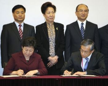 Director of the Hong Kong Observatory signing the Long-term Co-operation Agreement in Numerical Weather Prediction Technology with Director-General of Shenzhen Meteorological Bureau