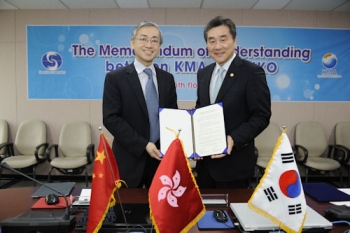 The Director of the Hong Kong Observatory, Mr Shun Chi-ming and the Administrator of Korea Meteorological Administration, Mr Cho Seok Joon, after the signing of the Memorandum of Understanding