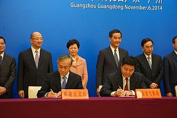 Mr Shun Chi-ming (left front), Director of the Hong Kong Observatory, and Mr Zou Jianjun (right front), Acting Director-General of Guangdong Meteorological Bureau, signed the Co-operation Agreement in Meteorological Science and Technology in Guangzhou.
