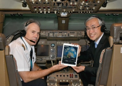 Director of the Hong Kong Observatory, Mr Shun Chi-ming (right) and the General Manager Operations of Cathay Pacific Airways, Captain Mark Hoey (left) demonstrated the use of MyFlightWx inside a flight simulator.