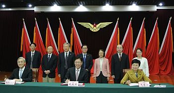 Director of the Hong Kong Observatory, Shun Chi-ming (left, front row); Deputy Administrator of the Civil Aviation Administration of China, Wang Zhiqing (centre, front row); and Deputy Administrator of the China Meteorological Administration, Jiao Meiyan (right, front row), signed a co-operation agreement on the joint establishment of the Asian Aviation Meteorological Centre.