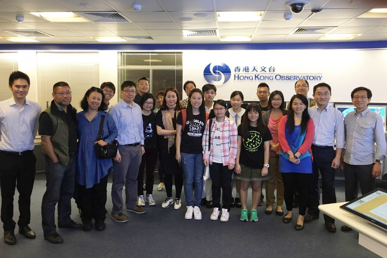A group photo of HKACC visitors with the lecturer Dr. PW Li (rightmost) and the duty forecaster Dr. CK Ho (leftmost) taken at the Observatory's Central Forecasting Office.