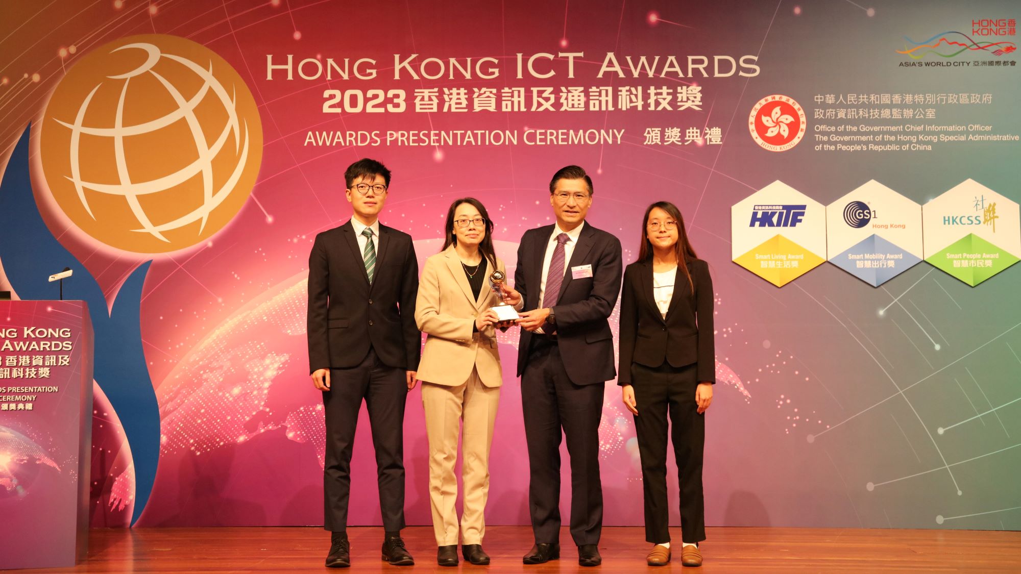 Ms Tse Shuk-mei, Stand-in Assistant Director of the Hong Kong Observatory (second from left), Mr Fan Man-hei, Scientific Officer (first from left), and Ms Li Hiu-yan, Experimental Officer (first from right), receiving the Bronze Award of the Smart Mobility (Smart Transport) Category