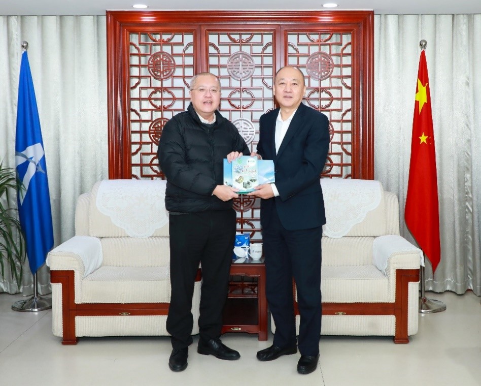 Director of the Hong Kong Observatory Dr Chan Pak-wai presented the commemorative anthology Stories under passing storms – published by the Observatory in celebration of its 140th anniversary, to Wen Xuezheng, Deputy Director of the ATMB