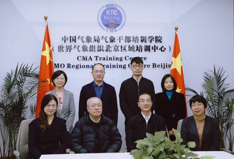 The Hong Kong Observatory delegation met with the CMATC. In the middle of the front row are Dr Chan Pak-wai, Director of the Observatory (second from the left), and Dr Yu Yubin, Dean of the CMATC (second from the right), while Ms Lam Ching-chi, Senior Scientific Officer of the Observatory, is on the first left.