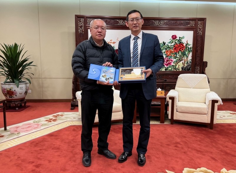 The Hong Kong Observatory delegation visited the NNERO of CAEA. Dr CHAN Pak-wai, Director of the Observatory (left), met with Mr Liu Jing, Director-General of the NNERO (right).