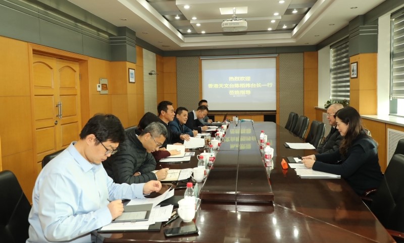 Meeting between the Hong Kong Observatory delegation and the NMDIS. From left to right on the right row are Dr Chan Pak-wai, Director of the Observatory, and Ms Lam Ching-chi, Senior Scientific Officer of the Observatory. The meeting was chaired by Dr Shi Suixiang, Director-General of the NMDIS (middle of the left row).