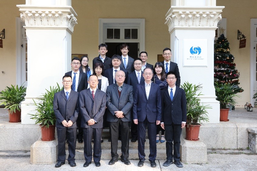 Dr Chan Pak-wai, Director of the Observatory (front row, centre) with Mr Zhang Hongtai, Deputy Director-General of Aviation Meteorological Center of CAAC ATMB (front row, second from the left), members of the delegation and Observatory colleagues at the Observatory Headquarters