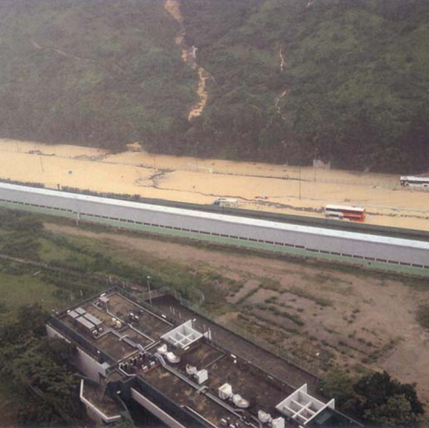 2008年6月7日北大嶼山公路的來回行車線被山泥及雨水淹浸。
