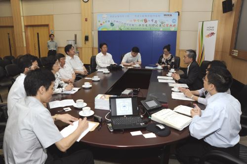 Mr. Shun Chi-ming, acting Director of HKO, briefed the delegation from the China Earthquake Administration on the general situation of the Observatory.