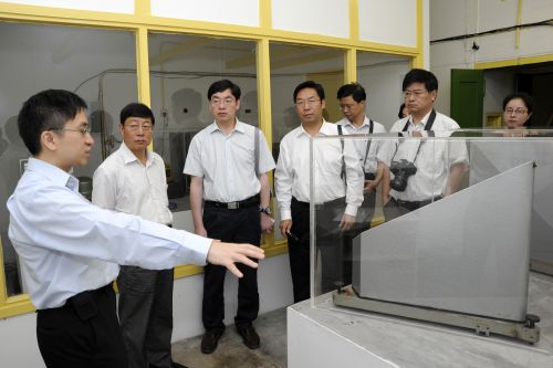 The delegation from the China Earthquake Administration visited the cellar of the Observatory, where seismological instruments are accommodated.