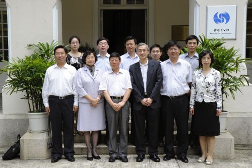 A photo with Mr Zhang Youmin, Deputy Director of the China Earthquake Administration (first row, third from the left), other members of the delegation and staff of the Observatory.