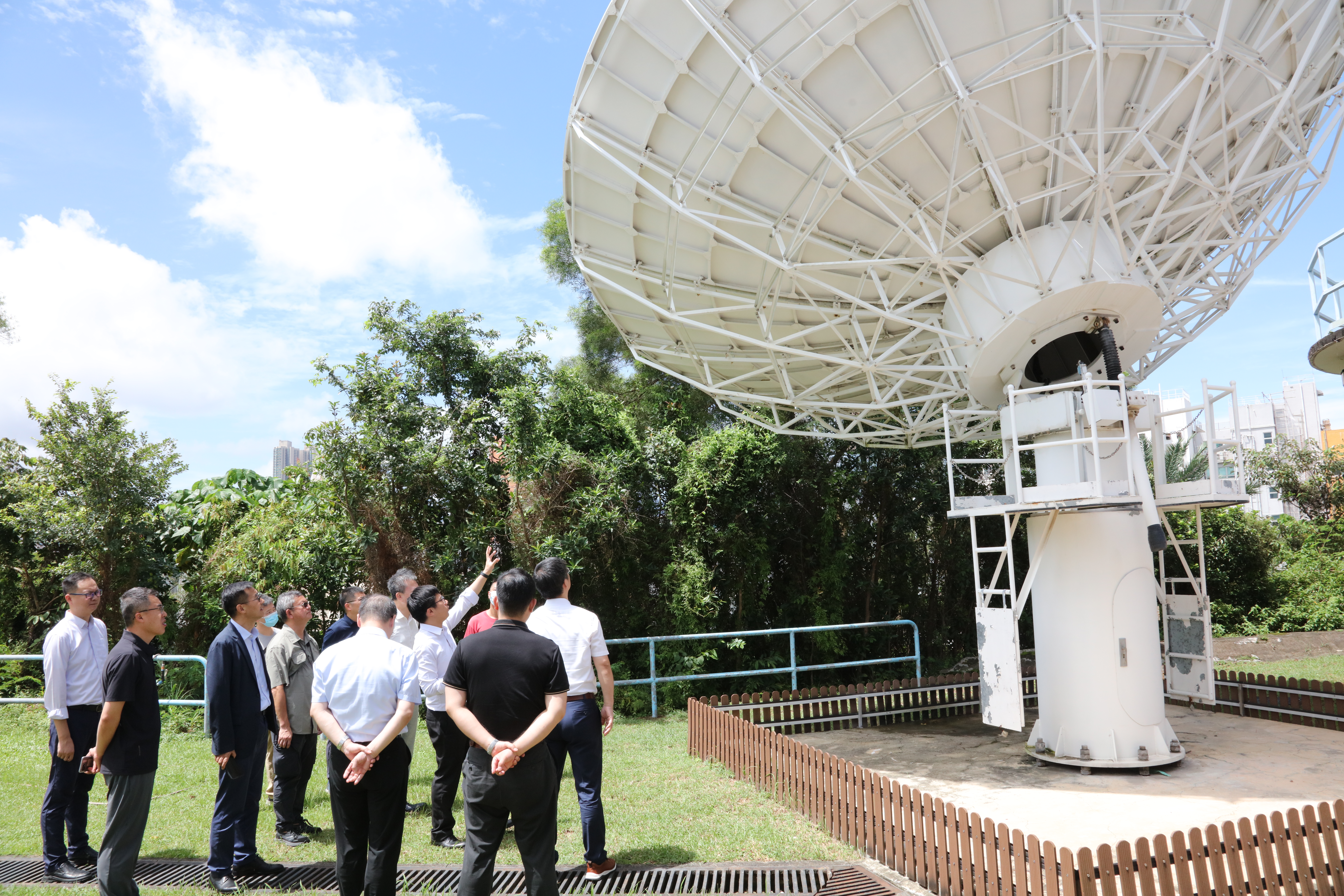 Expert team visiting the King's Park Meteorological Station to learn about the meteorological satellite signal reception systems of the Observatory