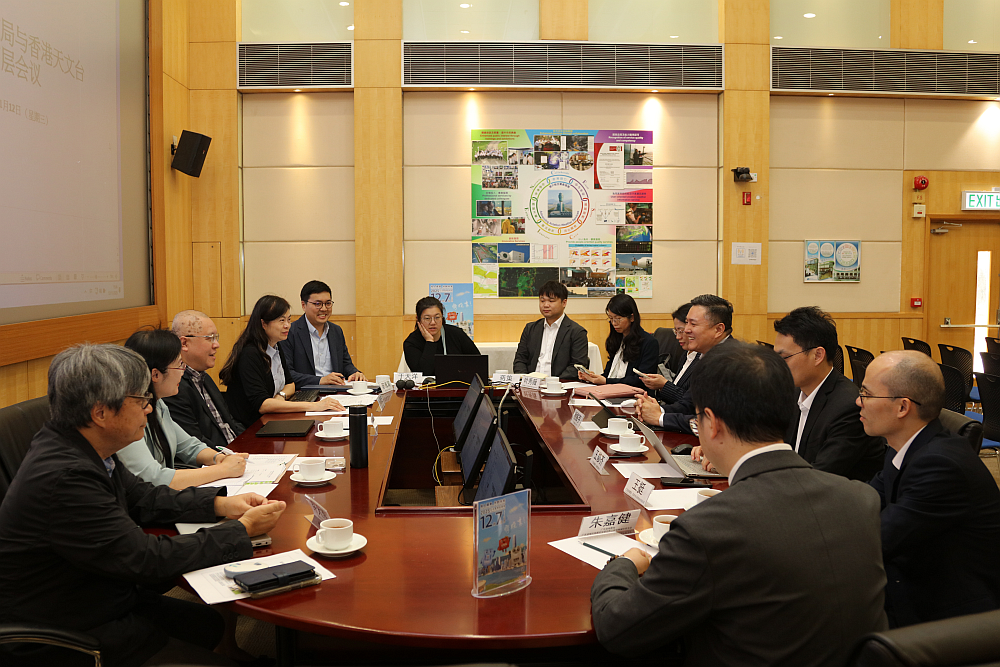 2025年11月12日香港天文台台长陈栢纬博士（左三）和广东省地震局局长杨震宇博士（右四）与其他相关人员举行高层会议。