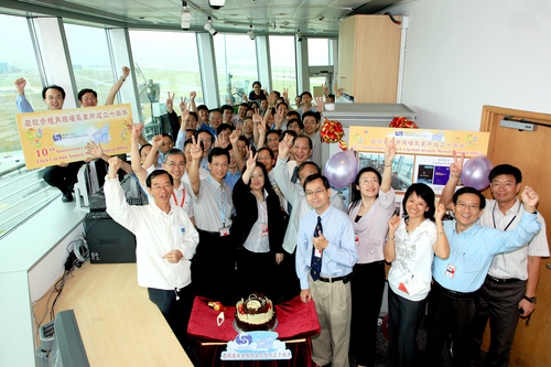 The Director of the Hong Kong Observatory, Mr. C.Y. Lam (first from the left in the front row) shared joyful moments with staff at the Chek Lap Kok Airport Meteorological Office to celebrate its 10th anniversary.