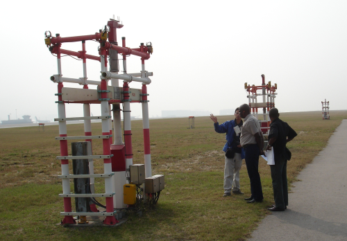 Mr. S.K. Wong (left), a radar specialist mechanic of the Observatory, introduced the operation of runway visual range transmissometer to the two Nigerian experts.