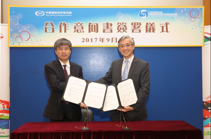 The Director of the Hong Kong Observatory, Mr Shun Chi-ming (right), is pictured with the Presidentof the China Institute forRadiation Protection,ProfChang Xueqi (left), at the signing ceremony of the Letter of Intent on Cooperation.