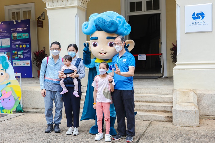 Dr Cheng Cho-ming, Director of the HKO, and the HKO Mascot, “Dr. Tin”, taking photos with visitors 