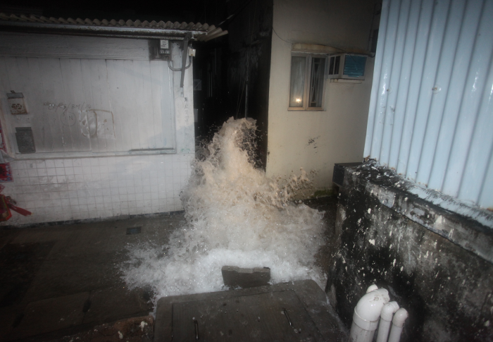 Storm surge triggered by Typhoon Kalmaegi caused backflow of sea water at Ma Wan Village at Lei Yue Mun. (Photo courtesy of Sing Tao Daily). 