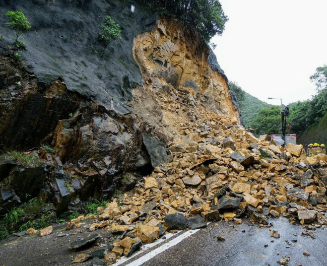 A retaining wall at Tai Tam Road in Stanley collapsed under the heavy rain (courtesy of the Geotechnical Engineering Office and the Civil Engineering and Development Department)