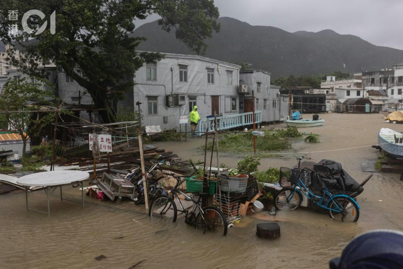 Under the influence of the storm surge induced by Ragasa, the water level in Tai O rose significantly, causing flooding.  (Courtesy of HK01 / Photos by 梁鵬威)