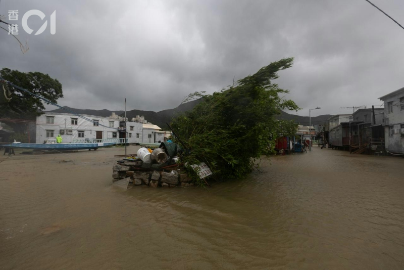 Under the influence of the storm surge induced by Ragasa, the water level in Tai O rose significantly, causing flooding.  (Courtesy of HK01 / Photos by 梁鵬威)