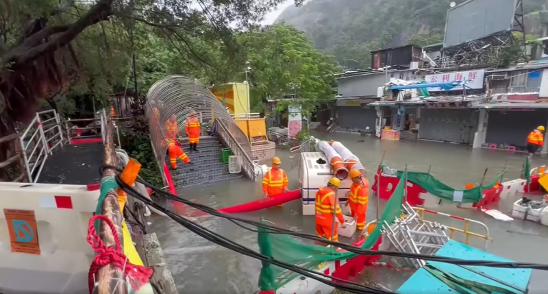 Under the influence of the storm surge induced by Ragasa, the water level at Sam Ka Tsuen in Lei Yue Mun rose significantly, causing flooding. (Courtesy of Drainage Services Department)