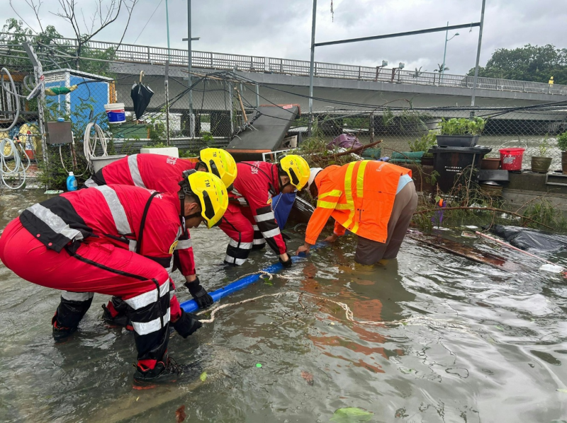 Under the influence of the storm surge induced by Ragasa, the water level at Kar Wo Lei in Tuen Mun rose significantly, causing flooding. (Courtesy of Drainage Services Department)