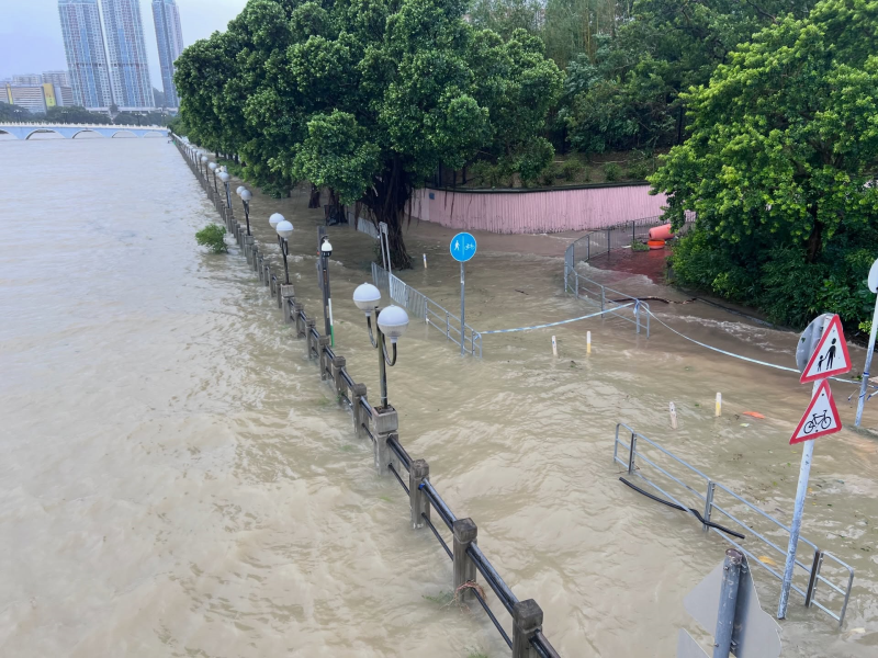 Under the influence of the storm surge induced by Ragasa, the water level of the Shing Mun River in Sha Tin rose significantly, causing flooding in nearby footpaths, cycle tracks and subways.  (Courtesy of Leung Kam Shing)