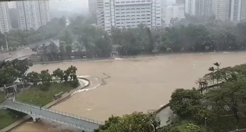Under the influence of the storm surge induced by Ragasa, the water level of the Lam Tsuen River in Tai Po rose significantly, causing flooding in nearby footpaths and subways.  (Screenshot from an online video)