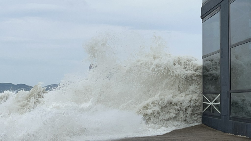 During the passage of Ragasa, rough waves crashed at the breakwater in Chai Wan.  (Online photo)