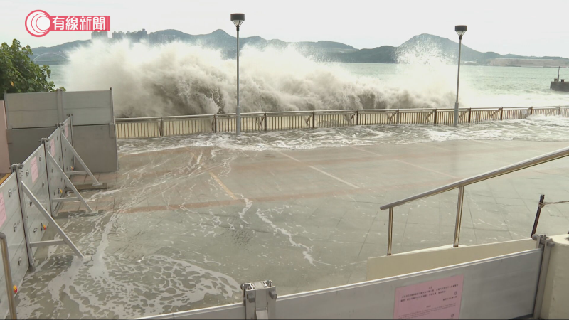 During the passage of Ragasa, rough waves crashed at the coast of Heng Fa Chuen in Chai Wan.  (Courtesy of i-CABLE News)