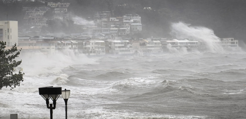 During the passage of Ragasa, high waves battered Tung Wan in Cheung Chau. (Courtesy of Kwok Yung Chan/CWOS)