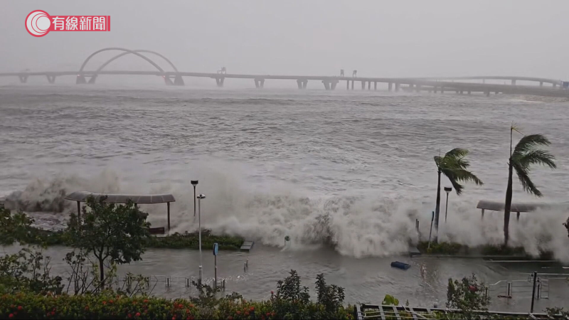 During the passage of Ragasa, rough waves battered Tseung Kwan O South Waterfront Promenade, where a large stone was washed ashore from the breakwater.  (Courtesy of i-CABLE News (top) and Andes Lau (bottom))