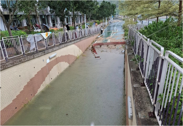 During the passage of Ragasa, paving blocks were damaged and cycle tracks were flooded at Tseung Kwan O South Waterfront Promenade. (Courtesy of Khs Huang)