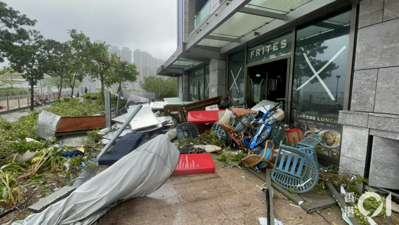 Under the influence of the overtopping waves triggered by Ragasa, seawater surged into a restaurant at Tseung Kwan O South Waterfront Promenade, shattering its glass doors and leaving scattered items on the ground.  (Courtesy of HK01 / Photo by 鄧栢良)