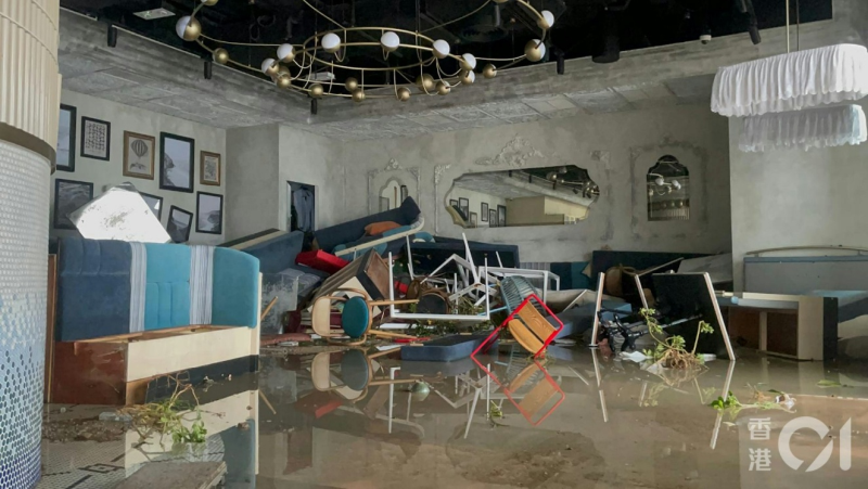Under the influence of the overtopping waves triggered by Ragasa, seawater surged into a restaurant at Tseung Kwan O South Waterfront Promenade, shattering its glass doors and leaving scattered items on the ground.  (Courtesy of HK01 / Photo by 鄧栢良)