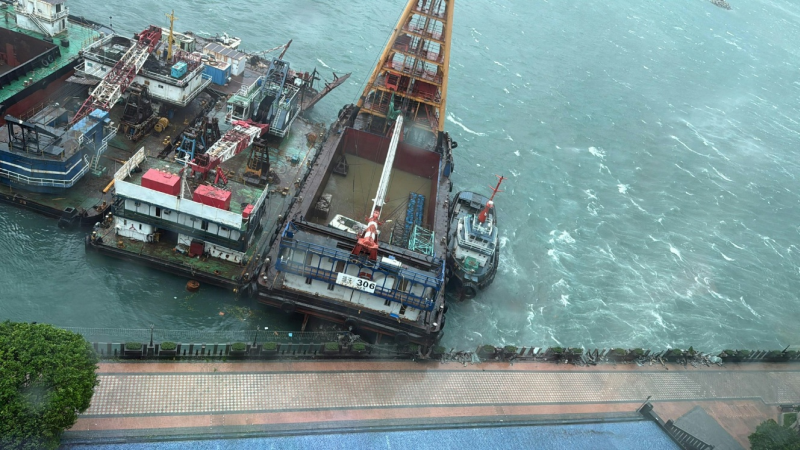 During the passage of Ragasa, several vessels collided with the shore railings off the coast of Laguna Verde in Hung Hom and Hoi Sham Park in To Kwa Wan.  (Online photos)