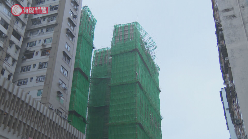 During the passage of Ragasa, a 20 m by 30 m exterior scaffolding on the top floor of a building on Waterloo Road in Ho Man Tin was damaged, requiring the closure of six nearby traffic lanes.  (Courtesy of i-CABLE News)