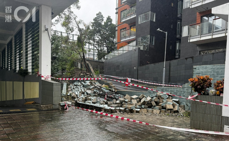 During the passage of Ragasa, the wall of a primary school in Kowloon Tong collapsed.  (Courtesy of HK01 / Photo by 林振華)