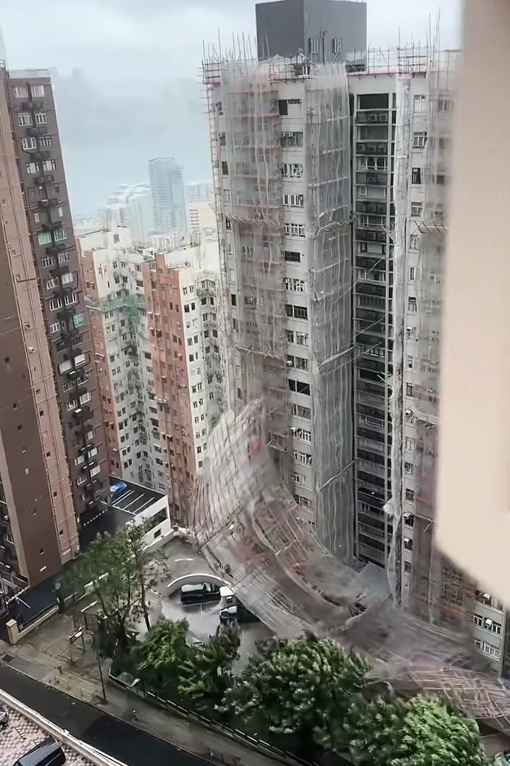 韦帕袭港期间，北角有大厦一幅40米乘10米的外墙棚架倒塌，压到屋苑内多辆停泊车辆。 (鸣谢：Bruce Li)