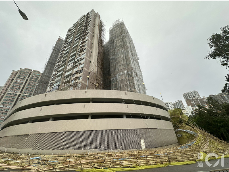 韦帕袭港期间，北角有停车场的一幅100米乘20米外围棚架倒塌，压住对开的四条行车线。(鸣谢：香港01 / 黄学润摄)