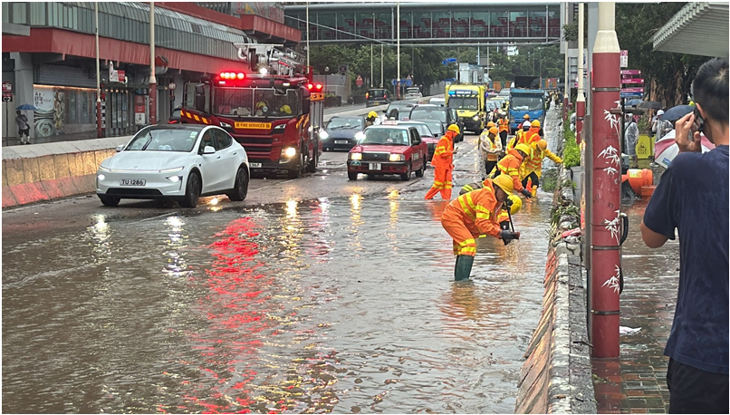 韦帕袭港期间，黄大仙(上)及大埔(下)道路出现水浸。(鸣谢：渠务署)