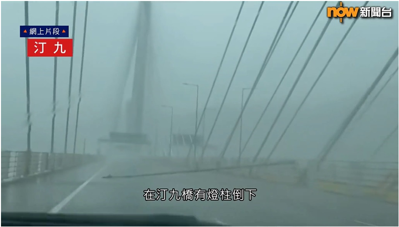 韦帕袭港期间，汀九桥有灯柱倒下，全线需要封闭。(鸣谢：Now新闻)