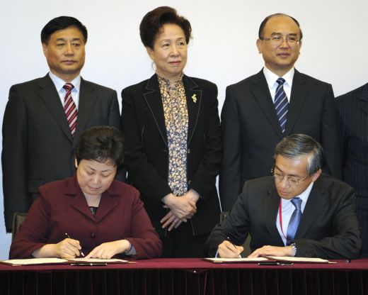 Director of the Hong Kong Observatory, Mr Shun Chi-ming (right on the front row) signs the Long-term Co-operation Agreement in Numerical Weather Prediction Technology with Director-General of Shenzhen Meteorological Bureau, Ms Wang Yanqing (left on the front row).