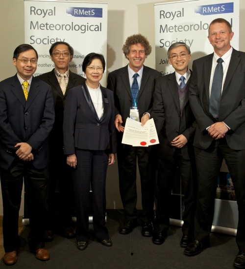 Mr SHUN (2nd right), Professor Helen Chan (4th right), together with Dr B Y Lee, former Observatory Director (1st left) and Dr C W Ong (2nd left) of PolyU, receiving the Vaisala Award from the President of RMetS, Professor Tim Palmer (3rd right), and the representative from Vaisala, Mr David Bullock (1st right)