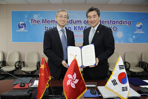 The Director of the Hong Kong Observatory, Mr Shun Chi-ming (left), is pictured with the Administrator of Korea Meteorological Administration, Mr Cho Seok Joon (right), after the signing of the MOU