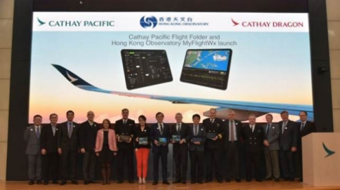 Director of the Hong Kong Observatory, Mr Shun Chi-ming (eighth left) and other guests of Cathay Pacific Airways officiating at a ceremony to celebrate the flights of Cathay Pacific and Cathay Dragon going completely paperless.
