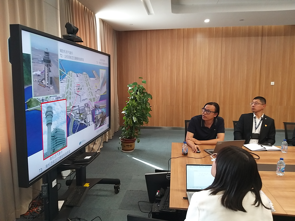 香港天文台高級學術主任周真源先生為大興空管中心氣象台人員介紹香港天文台航空氣象服務